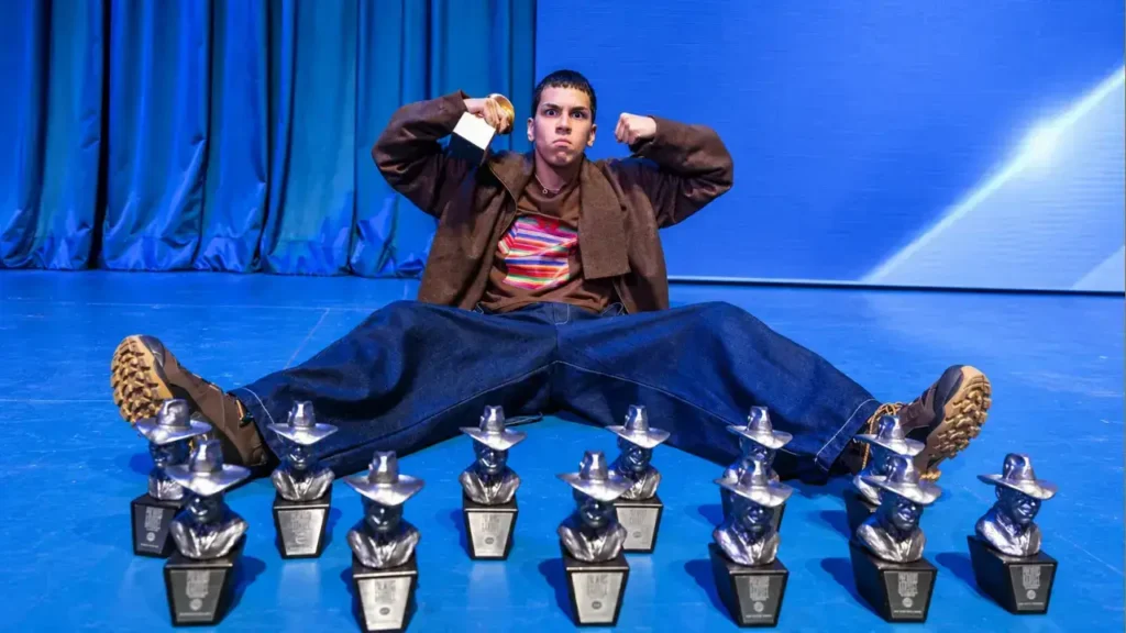 En los Premios Gardel 2026, el artista de Morón protagonizó una gala histórica al obtener 13 estatuillas entre la ceremonia principal y las categorías técnicas y específicas. Se llevó el Gardel de Oro por La Vida Era Más Corta, además de los premios a Canción del Año y Grabación del Año por «Niño», Mejor Álbum Conceptual por La Vida Era Más Corta, Mejor Álbum de Música Urbana por la versión deluxe de 166, Mejor Canción Urbana por «Olimpo» y Mejor Canción de Folklore; también recibió distinciones por colaboraciones, producción, ingeniería de sonido y diseño audiovisual.