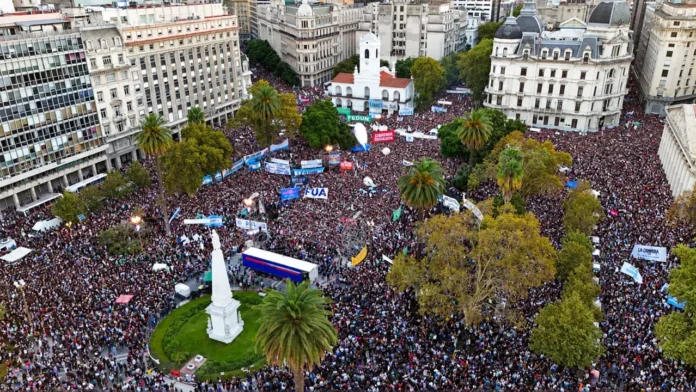 La convocatoria se produce mientras continúa el conflicto judicial por la aplicación de la Ley 27.795. El juez Martín Cormick había intimado al Estado a cumplir la medida cautelar vinculada con la actualización de los salarios docentes y nodocentes y de las becas estudiantiles.