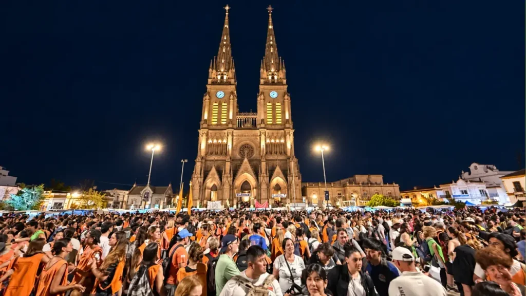 Una multitud superior a dos millones de personas escucharon con lágramis en los ojos al Arzobispo Jorge García Cuerva.