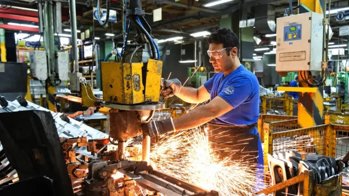 En el país, el registro cayó en 21.938 empleadores durante el mismo período, de 512.357 a 490.419, de acuerdo con datos de la Superintendencia de Riesgos del Trabajo (SRT) verificados por Chequeado.
