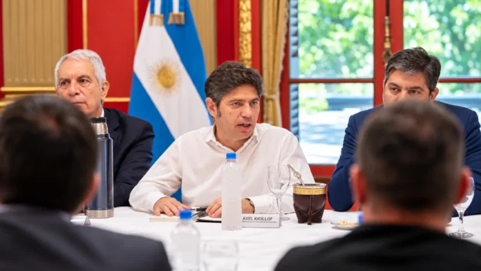 Axel Kicillof en el centro de la mesa con intendentes y funcionarios hablando de los meses que se vienen y cómo será la estrategia 2027.