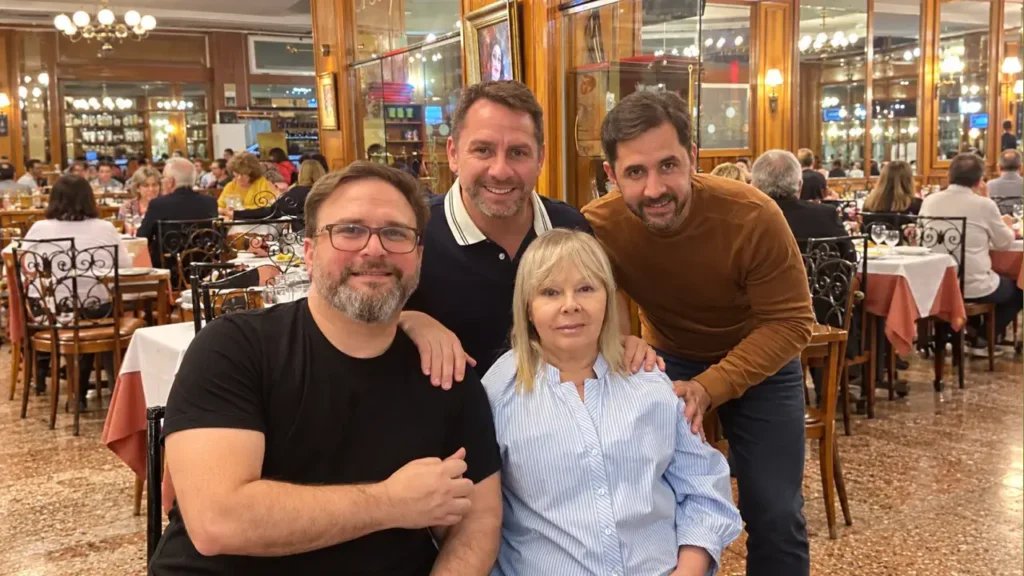 Pablo, Juan Cruz y Juan Manuel, junto a su madre, Cecilia.