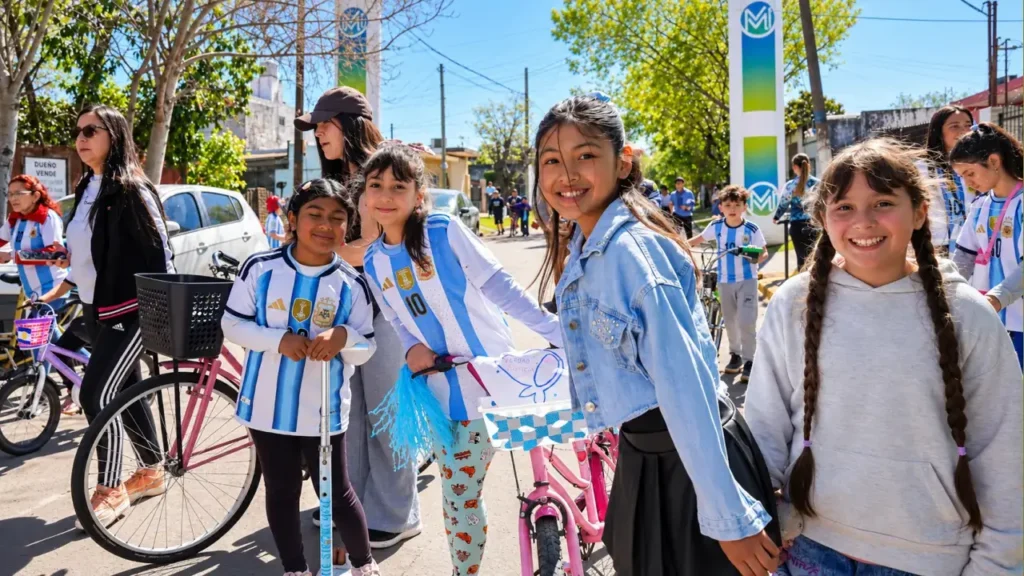 Los pibes y pibas con sus atuendos llamativos recorrieron el Sur de Ituzaingó.