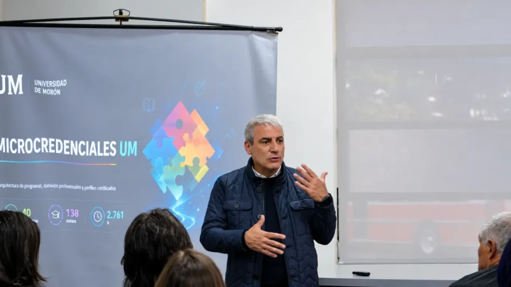 Pablo Navarro, vicerrector de Educación Digital e Innovación de la UM, presentó la propuesta Microcredenciales UM, orientada al desarrollo de habilidades profesionales.