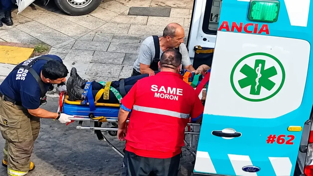Se llevan un herido por el choque. Hasta el momento no se sabe la identidad ni si pertencía a la Policía o a la tripulación del utilitario.