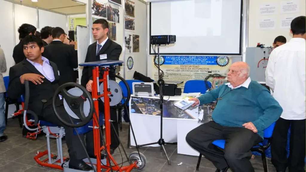 Alumnos de la Escuela de Educación Técnica N.º 4 “Juan Manuel Fangio”, de La Matanza, presentan un simulador de conducción construido para la muestra. El desarrollo pone en juego conocimientos de mecánica y tecnología y convierte el aprendizaje técnico en una experiencia práctica para quienes visitan el stand.