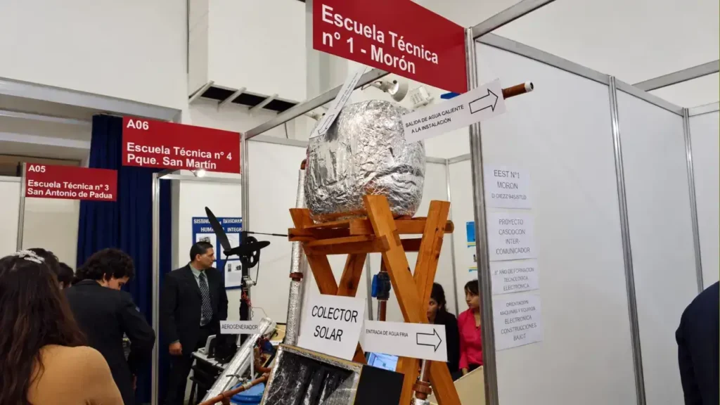 En el stand identificado como Escuela Técnica N.º 1 de Morón, un colector solar ocupa el centro de la muestra. La presencia de proyectos escolares en la UIOTEC abre un espacio para compartir experiencias técnicas entre instituciones y acercar esos desarrollos a estudiantes, docentes y público general.