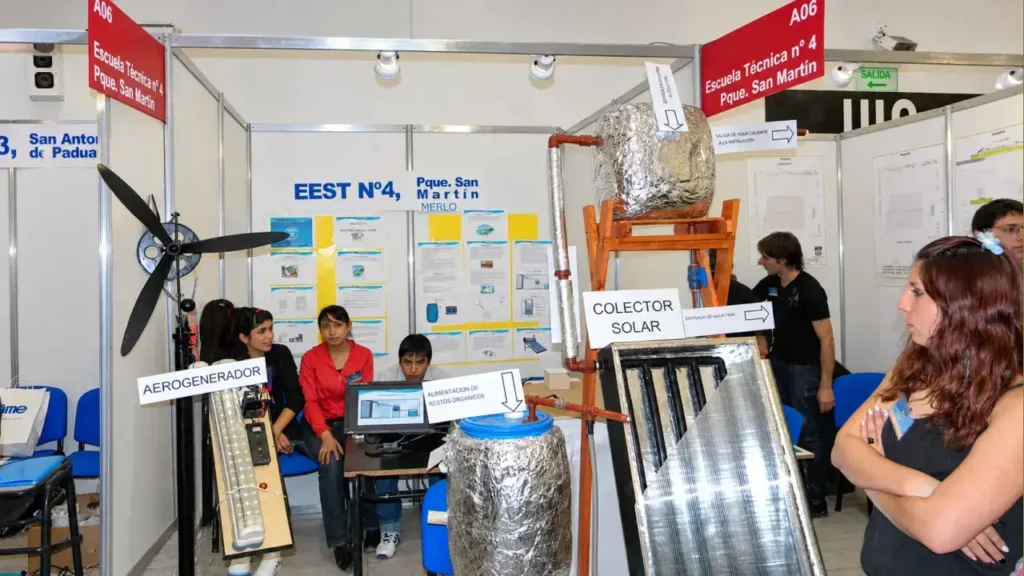 Alumnos de la Escuela de Educación Secundaria Técnica N.º 4 de Parque San Martín, Merlo, exhiben un colector solar y un aerogenerador. La combinación de ambos dispositivos permite presentar distintas formas de aprovechamiento de fuentes renovables mediante modelos construidos con fines educativos.