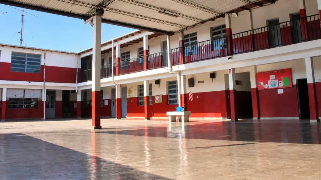 El patio cubierto ofrece un espacio común para desarrollar actividades escolares bajo techo.