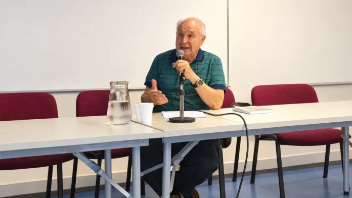 Rubén Néstor Bozzo Morón, vive en Castelar, es Licenciado en Admistración.
