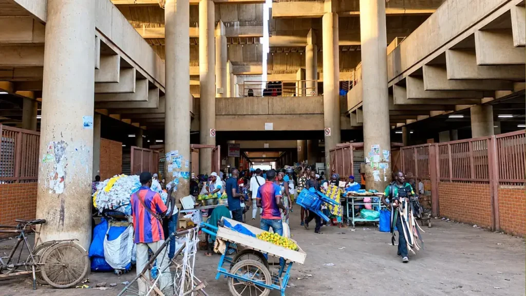 Los mercados cubiertos son espacios de intercambio y abastecimiento que sostienen la actividad diaria de las ciudades de Burkina Faso.