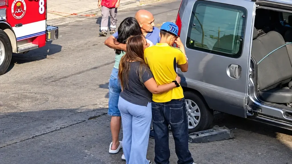 El joven, seguramente protagonista del impacto, afectado. Se toma la cabeza.