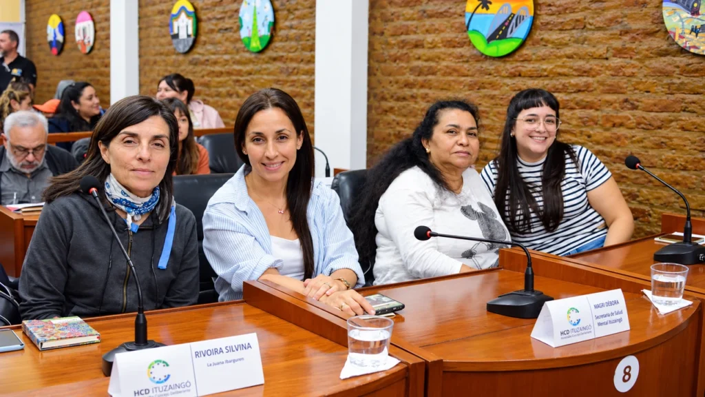 Silvina Rivoira, de La Juana Ibarguren, y Débora Magri, de la Secretaría de Salud Mental de Ituzaingó, participaron del debate sobre prevención, acompañamiento y redes comunitarias.