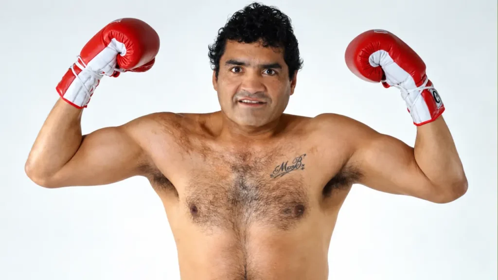 Locomotora Castro levanta los brazos con los guantes puestos, en una pose que evoca los festejos sobre el ring. En 1994 alcanzó el título mundial mediano de la Asociación Mundial de Boxeo, un logro que lo convirtió en una de las figuras más recordadas del pugilismo argentino.