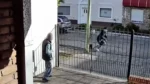 Los gritos y el forcejeo alertaron a un vecino de 70 años, que salió a la vereda. En ese momento, uno de los asaltantes lo habría apuntado y le habría exigido que no interviniera. El hombre respondió con un disparo desde unos 20 metros.