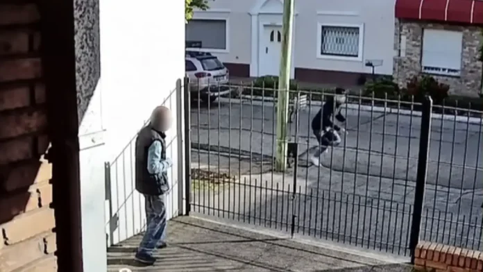 Los gritos y el forcejeo alertaron a un vecino de 70 años, que salió a la vereda. En ese momento, uno de los asaltantes lo habría apuntado y le habría exigido que no interviniera. El hombre respondió con un disparo desde unos 20 metros.