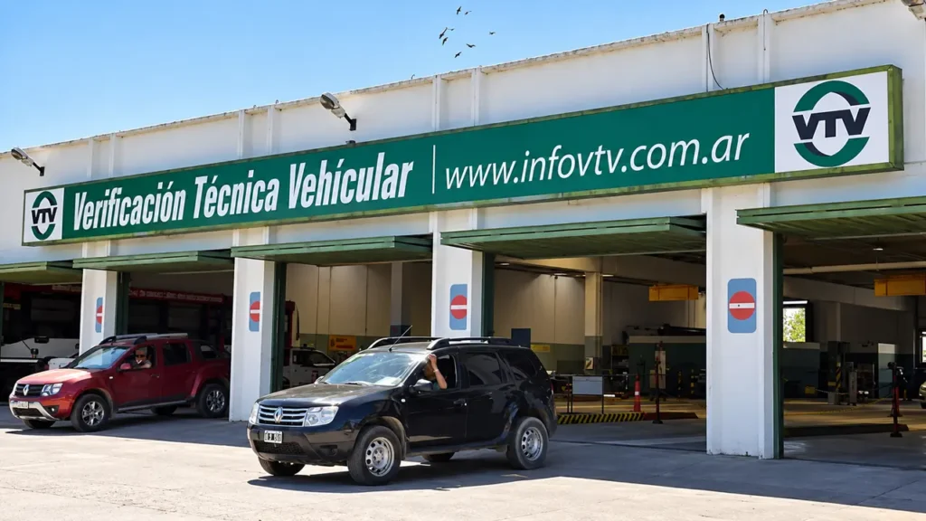 Atención, sin la VTV al día pueden sacarte el auto y hacerte una fuerte infracción.